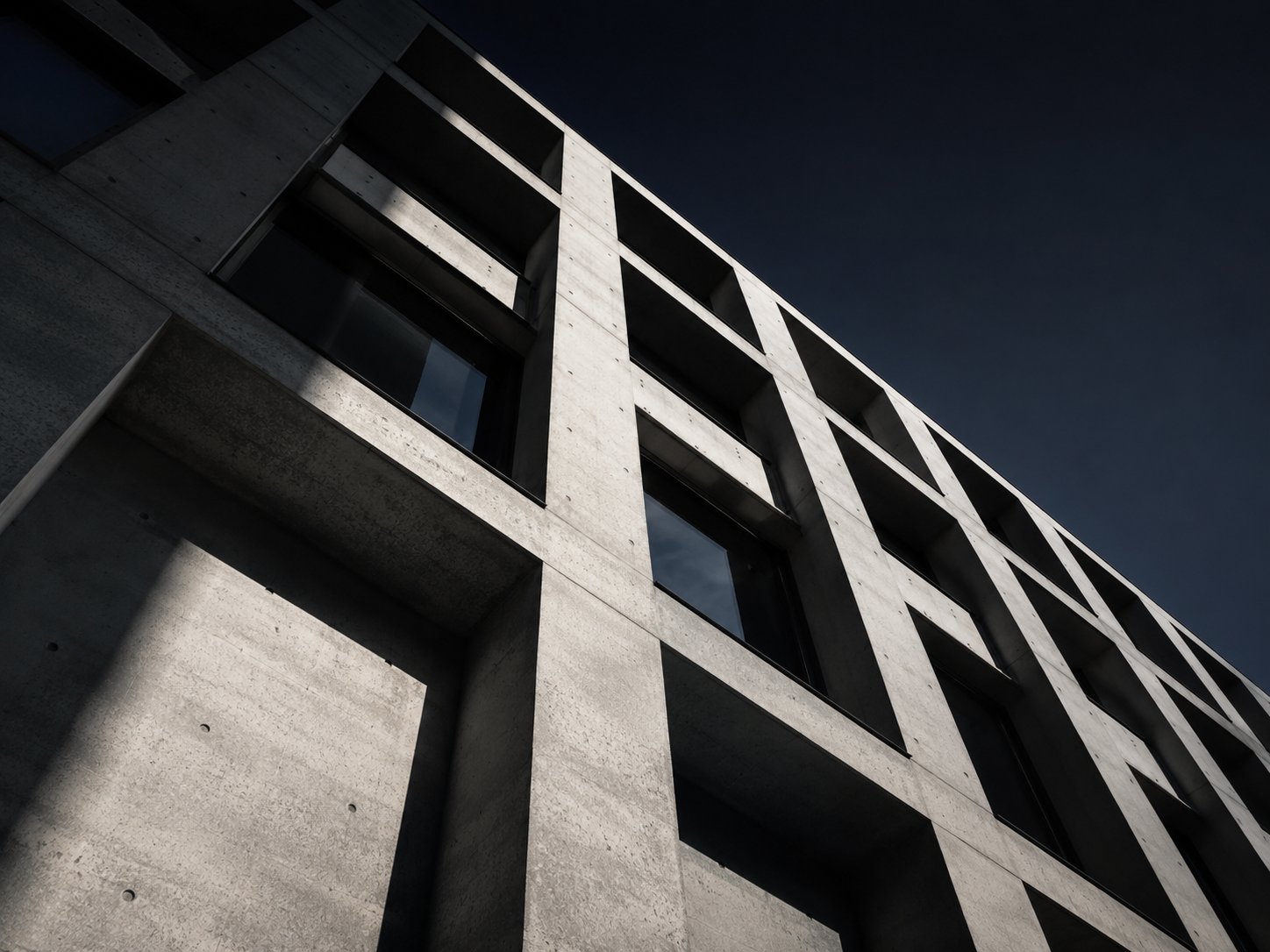 Betonfassade aus starker Untersicht mit harten Schatten