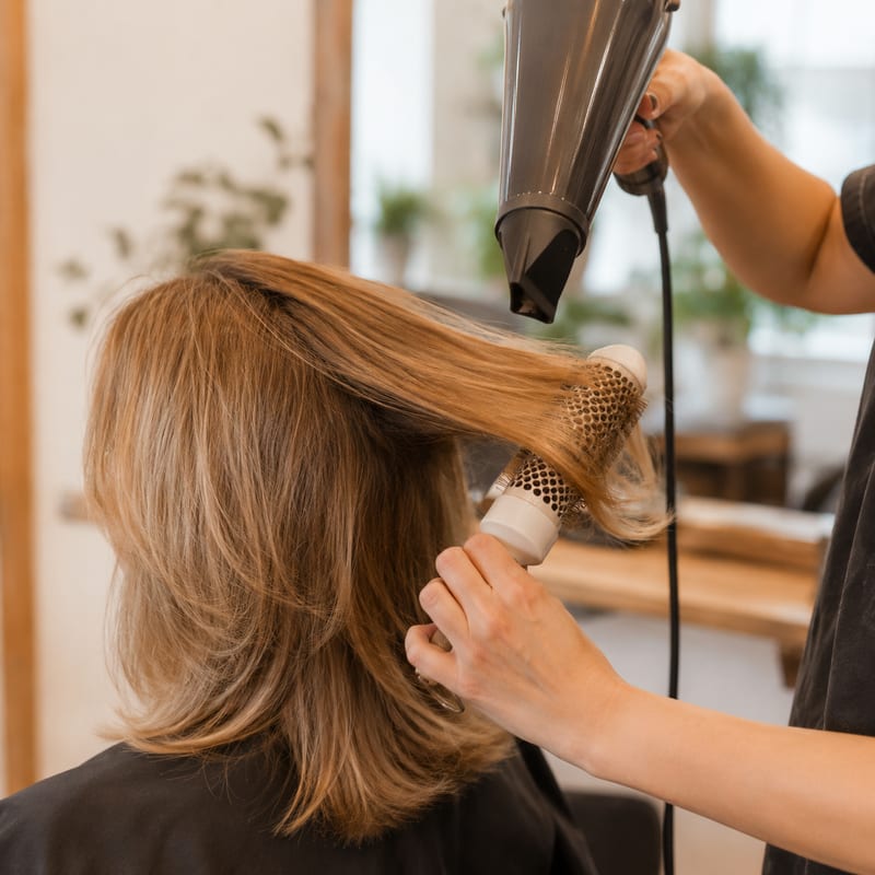 Styling mit Rundbürste und Föhn