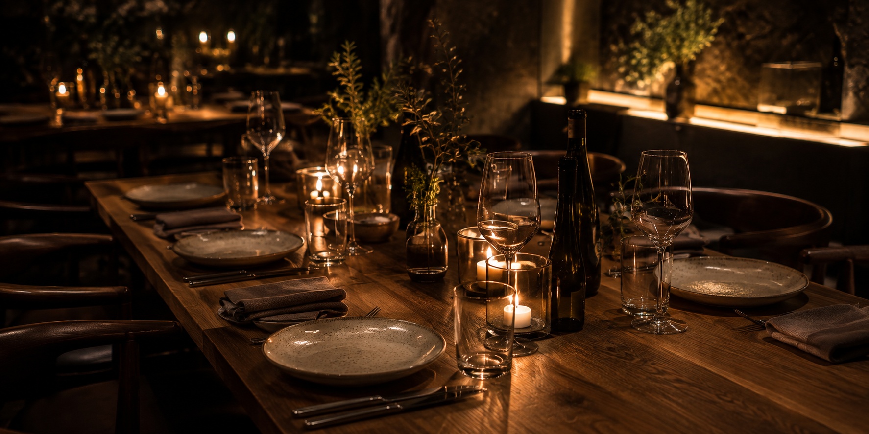 Gedeckte Tafel bei Abendlicht